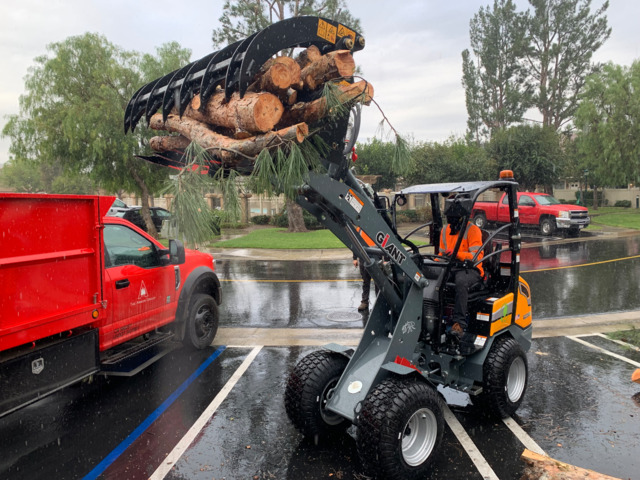 Giant G2200Compact Wheel Loader Grapple Bucket