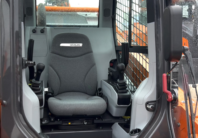 Develon DL35CTL Interior